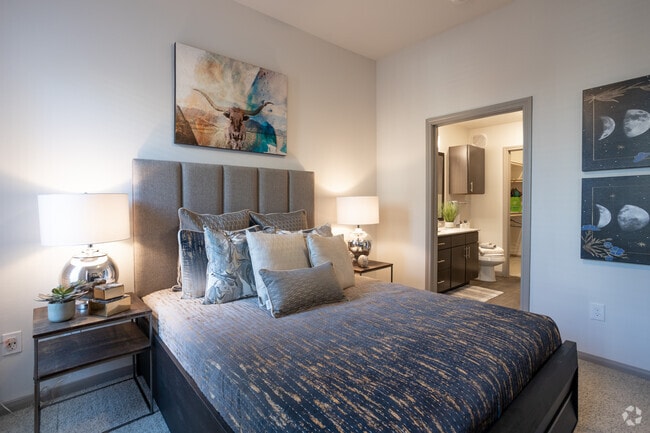2BR, 2BA - 1022SF