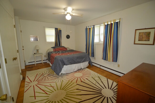 Ample bedroom with plenty of natural light - 28 Merton Rd Unit Rear