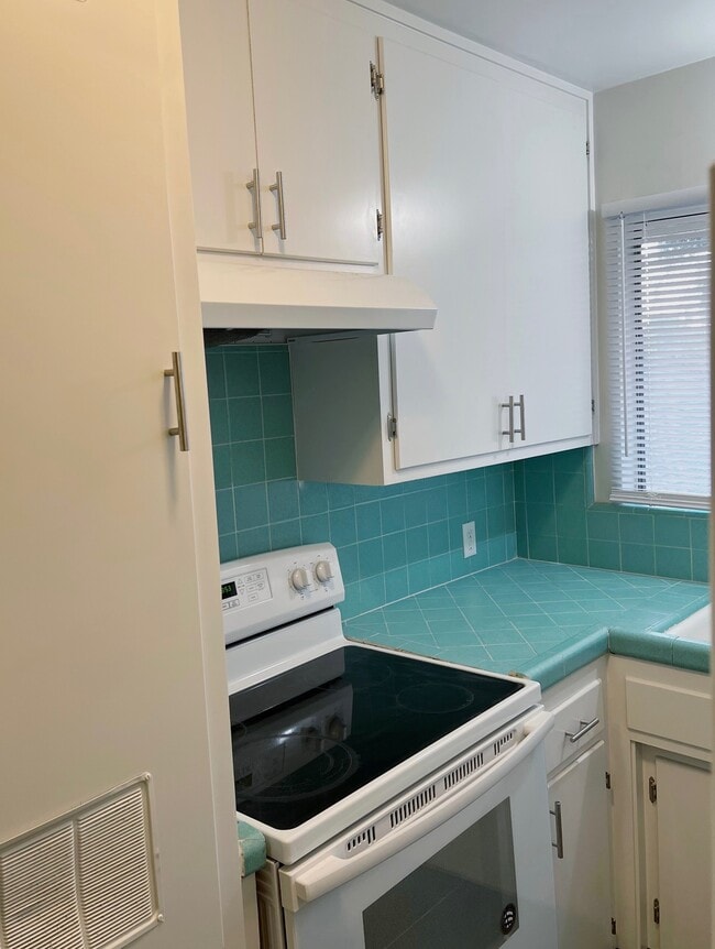 Building Photo - 2512 Drake St Unit 2512 Rental