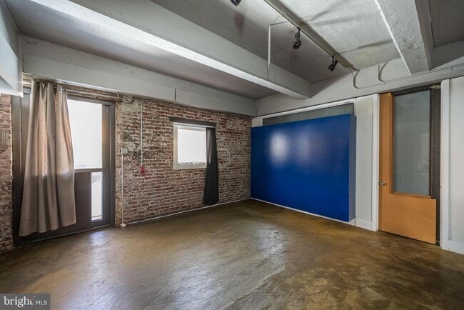 Building Photo - 144-50 W Laurel St Unit 103