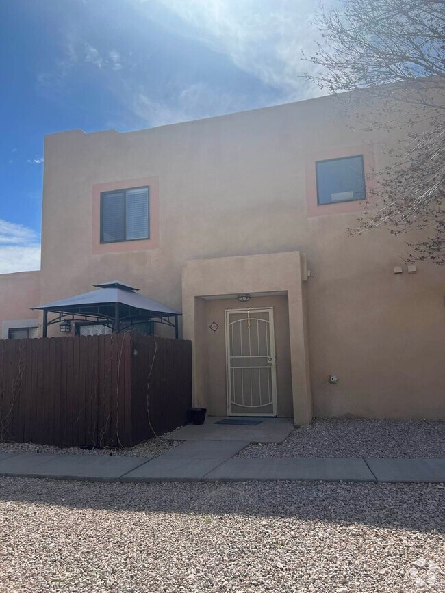 Building Photo - 2 bed 2 bath Townhome with Garage Coming S...