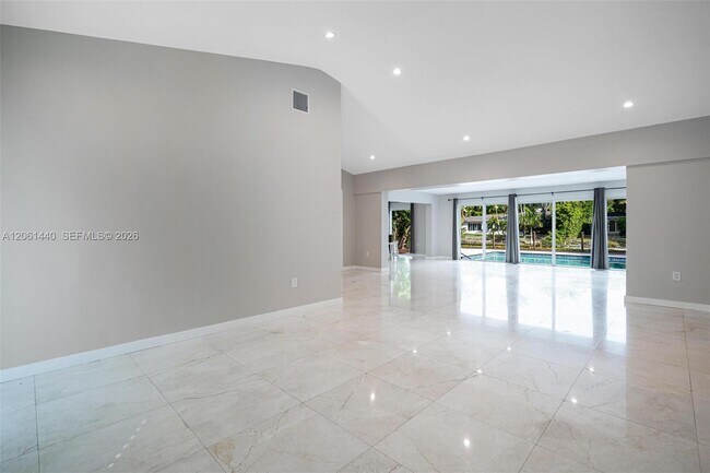 Photo - 739 Blue Rd