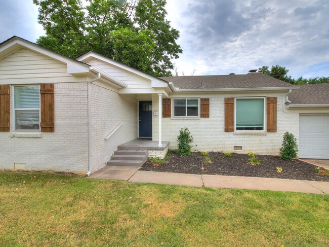 Photo - 1414 Oxford Way