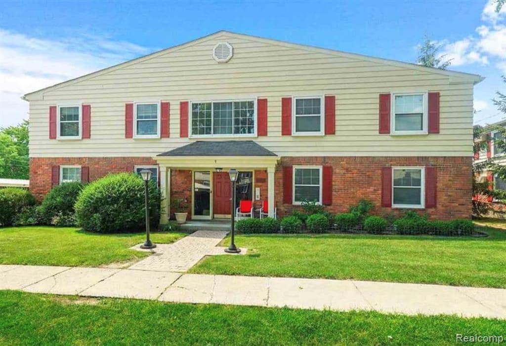 Photo - 753 W Maple Rd