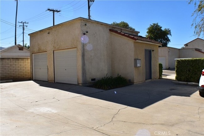 220 W 3rd St