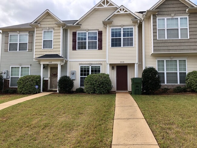 Building Photo - 3Bed/2.5Bath Townhome in Opelika!