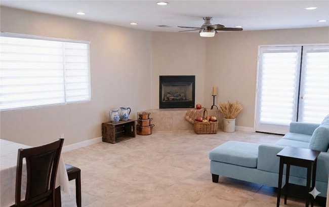 Sala de estar/ Mesa/ Cocina - 2262 Morgan Dr