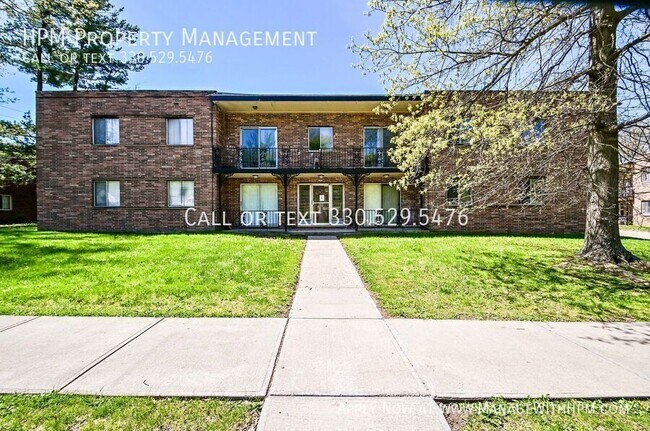 Building Photo - 818 S Green Rd Unit 8