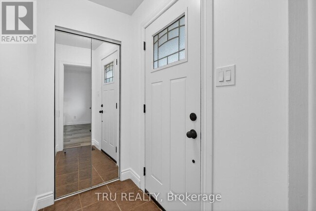 Photo - 1889 Russell Rd