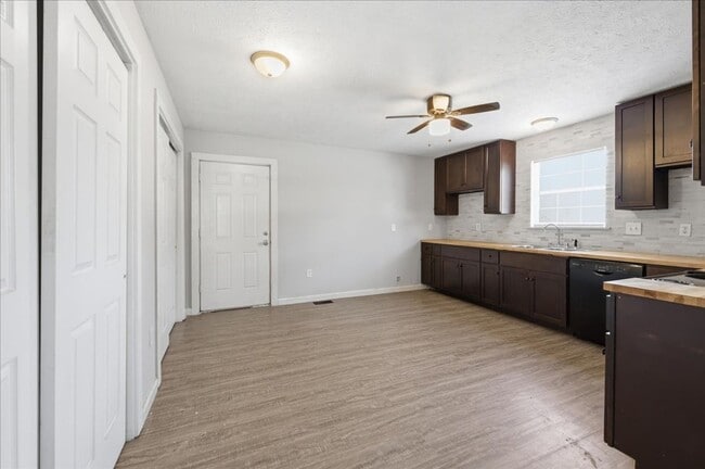 Photo - 2819 N Gladstone Ave