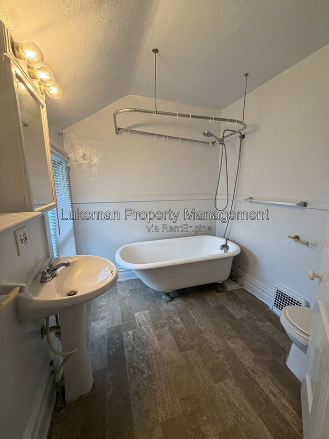 Photo - 909 Oak St