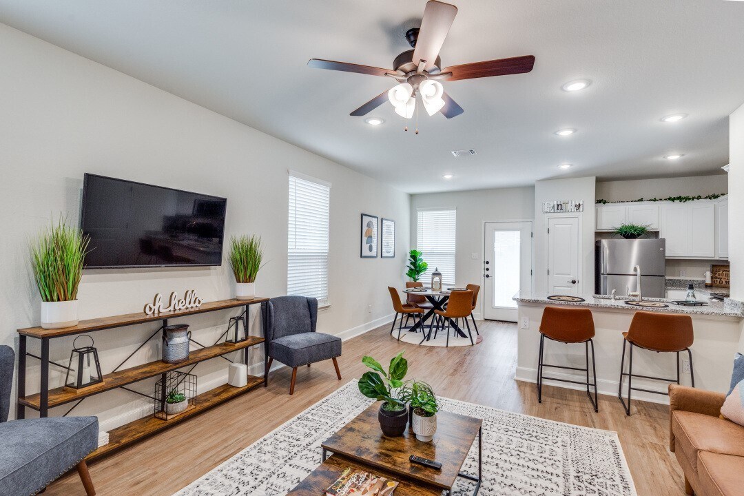 Photo - 13814 Enzo Gate