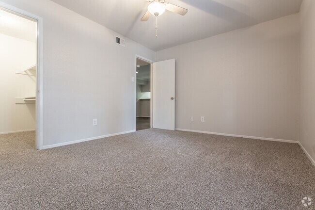 1 BR, 1 BA - 827 SF