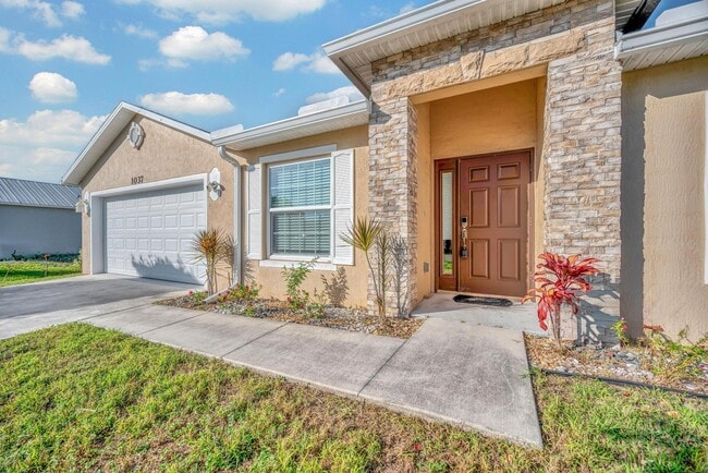 Building Photo - 1037 SW Payne Ave