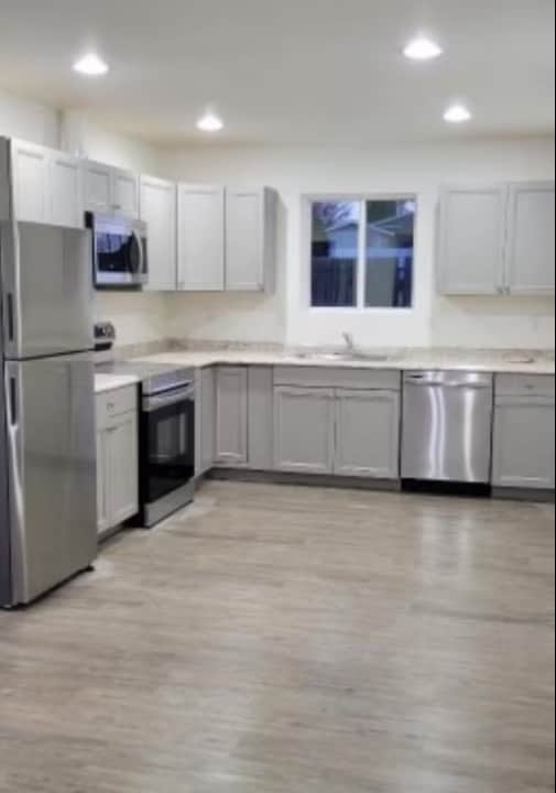 Building Photo - 809/811 W 8TH Unit 811