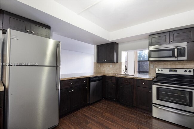Building Photo - 1000 Parkview Dr Unit 302