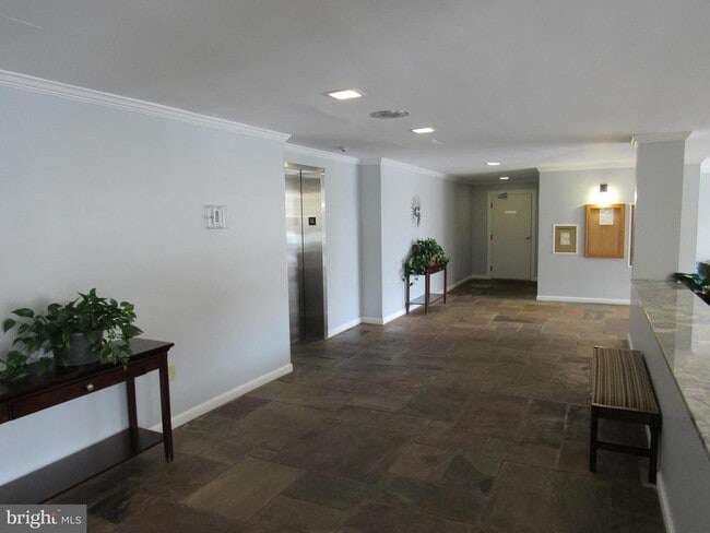 Building Photo - 5353 Columbia Pike Unit 606