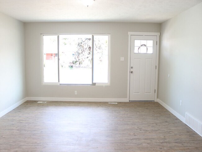 Photo - 1002 E Platinum Way