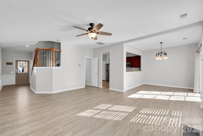 Photo - 15544 Canmore Street