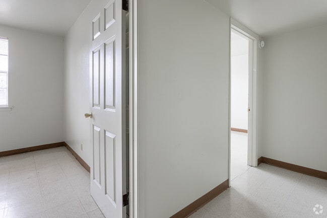 2BR, 1BA - 759SF - Willow Park Apartments