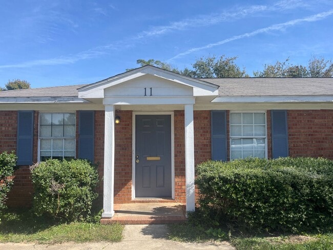 Building Photo - 2 Bed, 1 Bath Apartment Unit 11