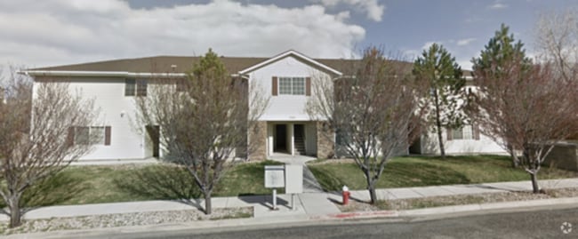 Building Photo - 2 Bedroom - 2 bath Apartment with Garage!