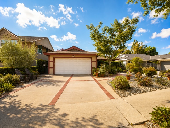 Rare Sherman Oaks Lease | 4beds + 3baths + Large Office in a tree lined street with a large yard,...