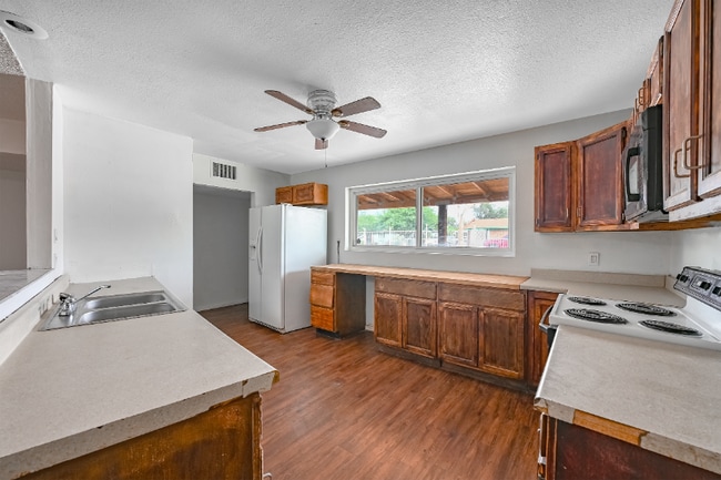 Photo - 3233 N El Tovar Ave