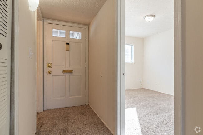 Eyrie - Entrance - Eagles Eyrie Apartments