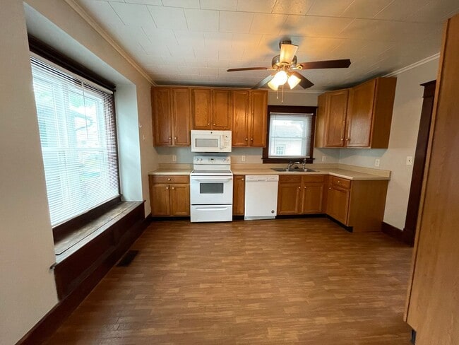Photo - 214 New St