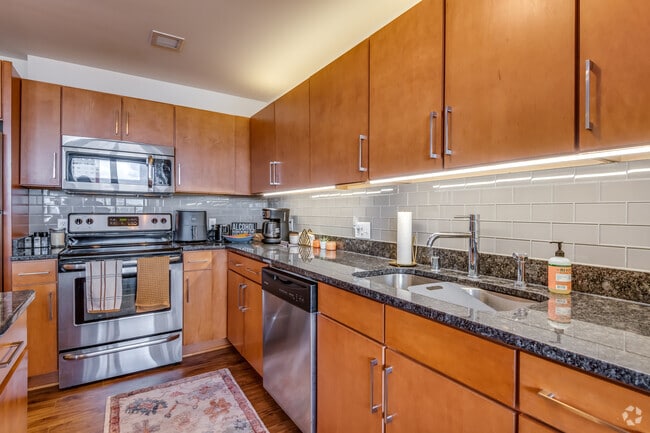1 BR, 1 BA - 728SF