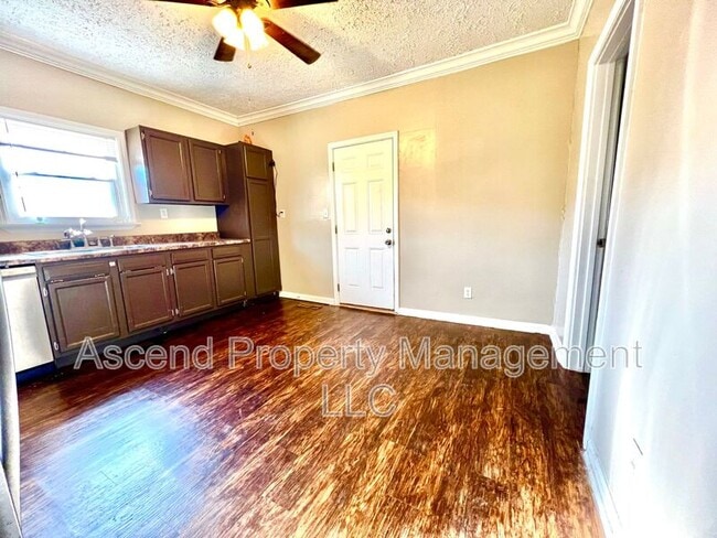 Photo - 106 W Oak St