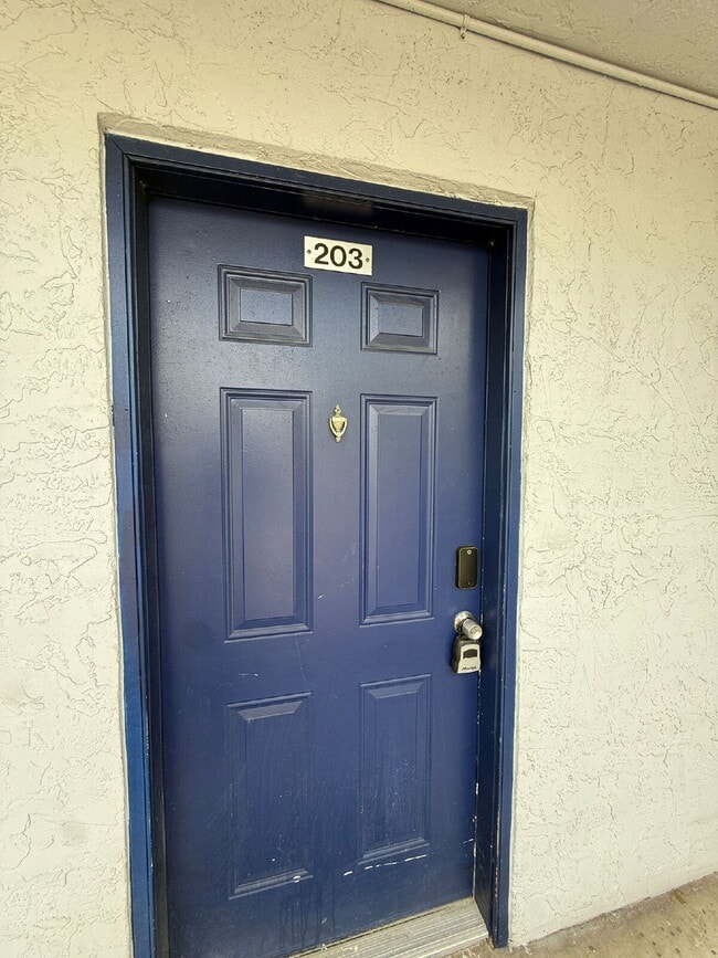 Building Photo - Charming 2-Bed Water View Condo Haven in M... Unit 203