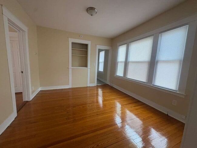 Building Photo - 107 Sheffield Ave Unit 3