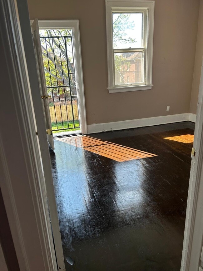 Photo - 2985 W Grand St Unidad 1
