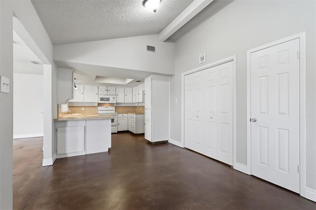 Photo - 503 Cozby St N