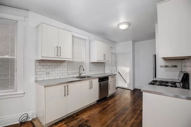 Photo - 218 E 50th St Unit 3