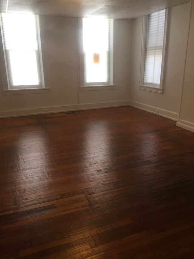 Building Photo - 1st Floor 1 Bedroom Apartment, Parking, Ya...