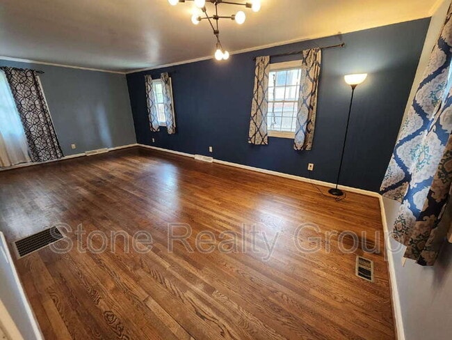 Photo - 308 Hickory Hill Dr
