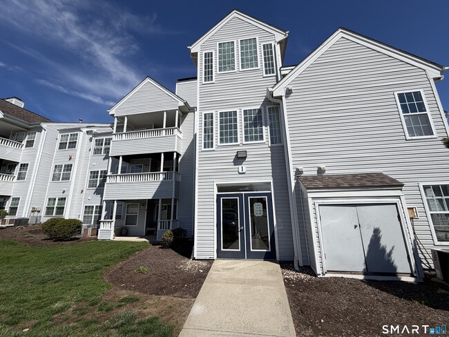 Building Photo - 1 Forest Glen Cir Unit 13