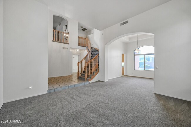 4633 E Robin Ln