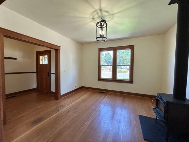606 W 10th Ave