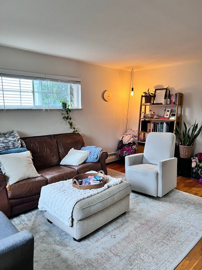 Photo - 2 BR IN HYDE PARK WITH OFF STREET PARKING Unit 01