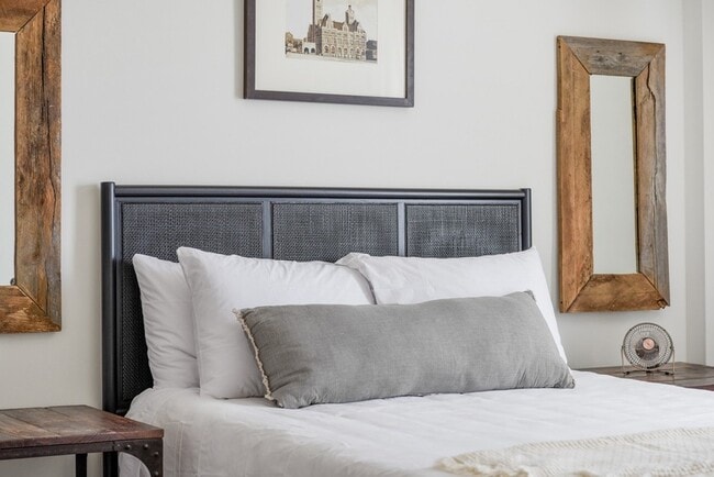 Building Photo - 1808 State St Unit 307