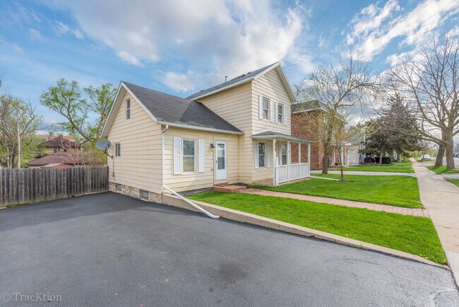 Photo - 826 Warren Ave