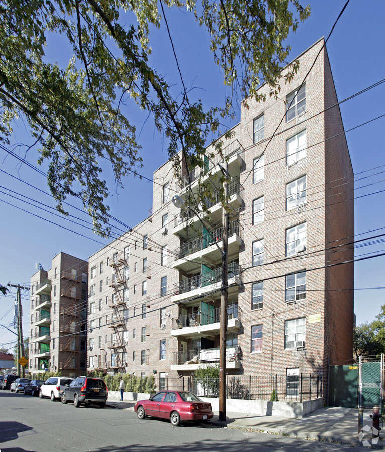 Parkway Towers - 1545 Rhinelander Ave Apartments