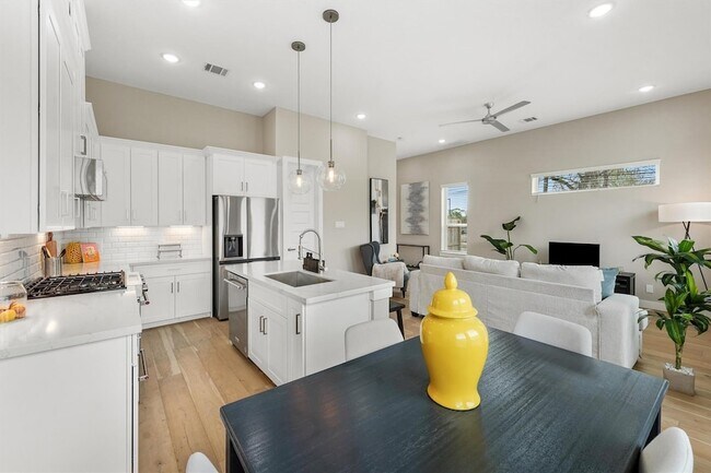 Photo - 303 Queen Sude Ln