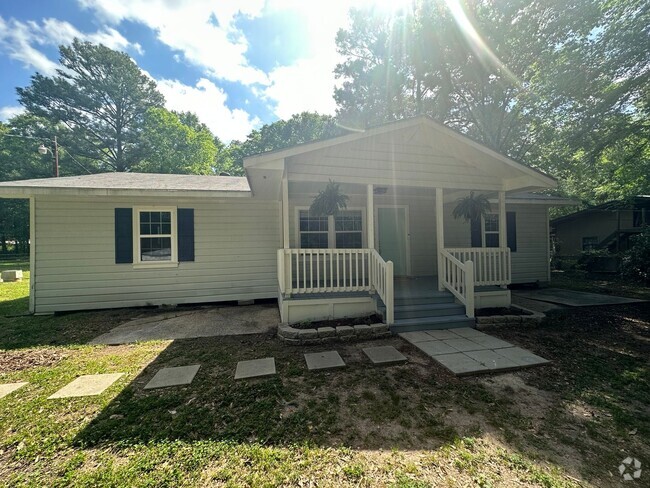 Building Photo - Gorgeous 3 Bedroom Home