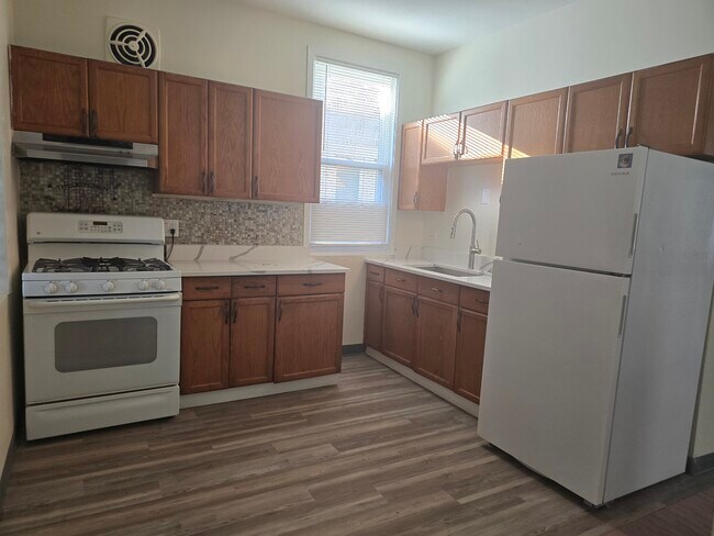 Photo - 1227 N Parkside Ave Unidad Second floor