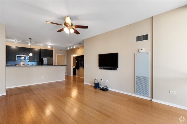 Building Photo - Spacious and bright 1 bedroom, 1 bath cond... Unit 802B Rental